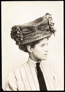 Fotografia di moda di una donna che modella un cappello, New York, 1890-1910